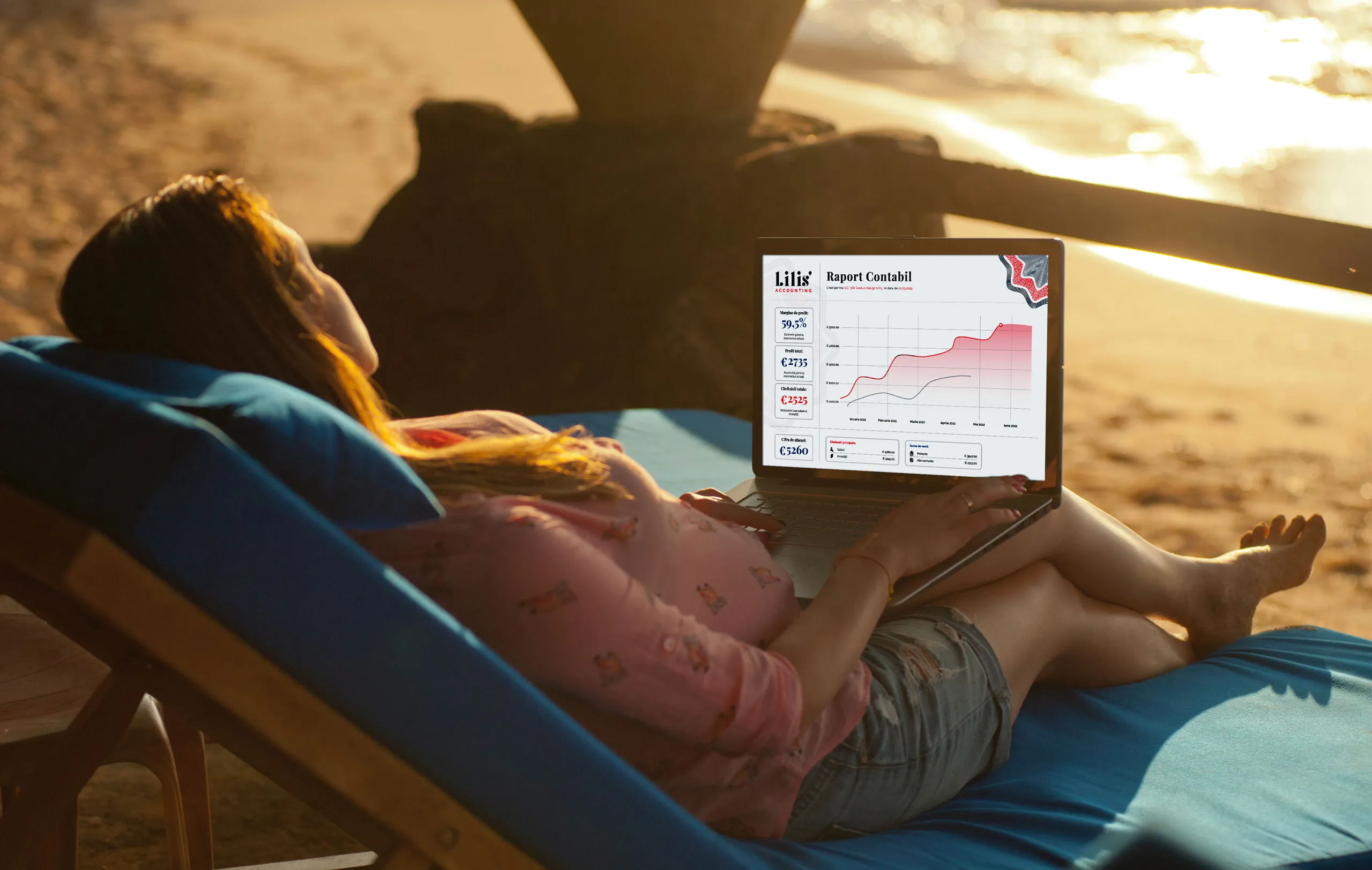 Antreprenoare relaxată pe plajă, cu raportul contabil Lilis' deschis pe laptop